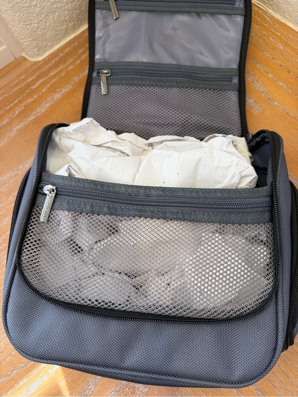 NWT Brookstone Gray Hanging Toiletry Bag - Picture 6 of 8